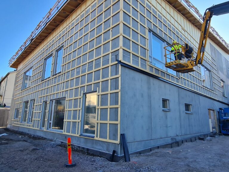 Renkomäen Auran julkisivutyöt Lahdessa — 8 000 m² monitoimitalo (peruskoulu + kirjasto), kuva 1/8
