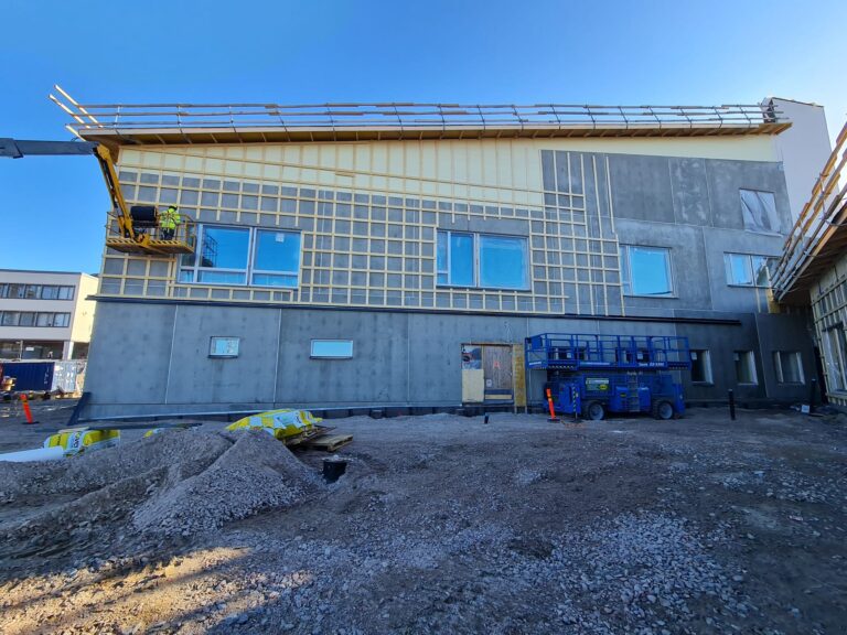 Renkomäen Auran julkisivutyöt Lahdessa — 8 000 m² monitoimitalo (peruskoulu + kirjasto), kuva 3/8