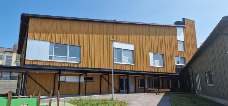 Renkomäen Auran julkisivutyöt Lahdessa — 8 000 m² monitoimitalo (peruskoulu + kirjasto), kuva 4/8