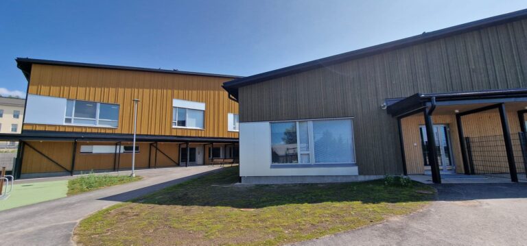 Renkomäen Auran julkisivutyöt Lahdessa — 8 000 m² monitoimitalo (peruskoulu + kirjasto), kuva 5/8