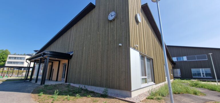Renkomäen Auran julkisivutyöt Lahdessa — 8 000 m² monitoimitalo (peruskoulu + kirjasto), kuva 6/8