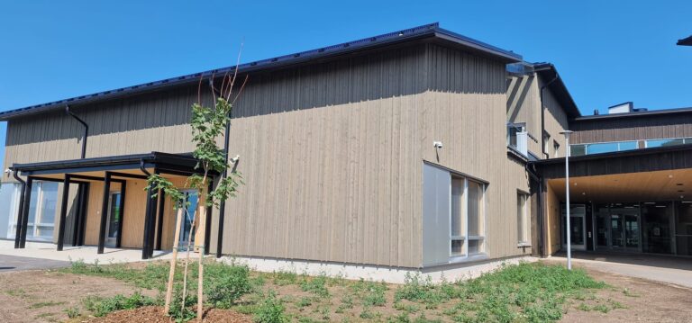 Renkomäen Auran julkisivutyöt Lahdessa — 8 000 m² monitoimitalo (peruskoulu + kirjasto), kuva 8/8