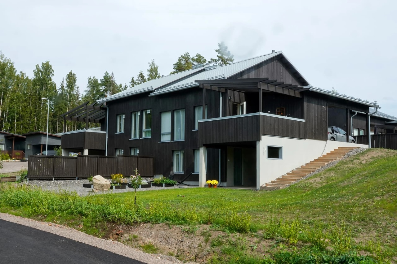Omakotitalojen pystytys Järvenpäässä — viiden talon urakka, pystytys- ja ulkotyöt, kuva 1/8