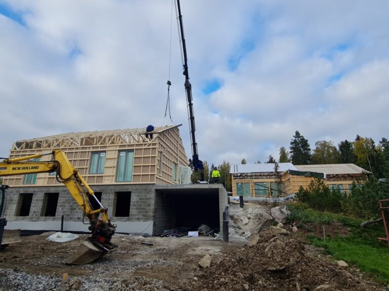 Omakotitalojen pystytys Järvenpäässä — viiden talon urakka, pystytys- ja ulkotyöt, kuva 3/8