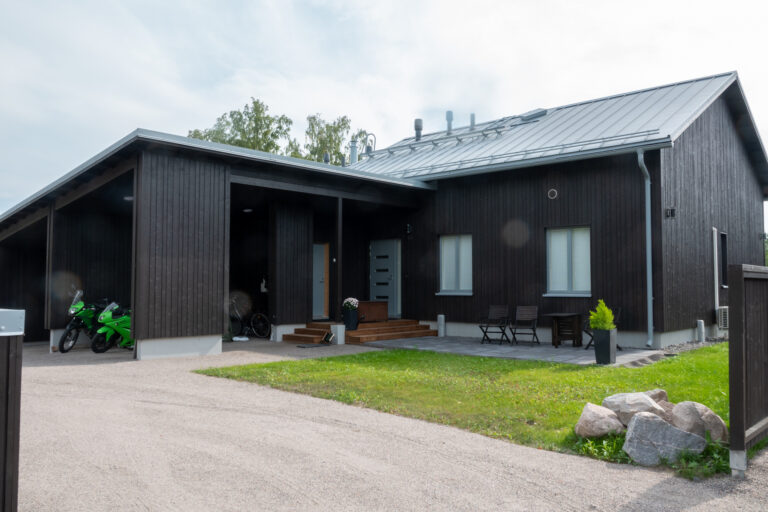 Omakotitalojen pystytys Järvenpäässä — viiden talon urakka, pystytys- ja ulkotyöt, kuva 7/8