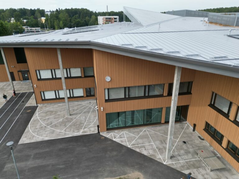 Puotilan ala-asteen julkisivutyöt Helsingissä — koolaukset, eristeet, panelointi, räystäät, kuva 4/7