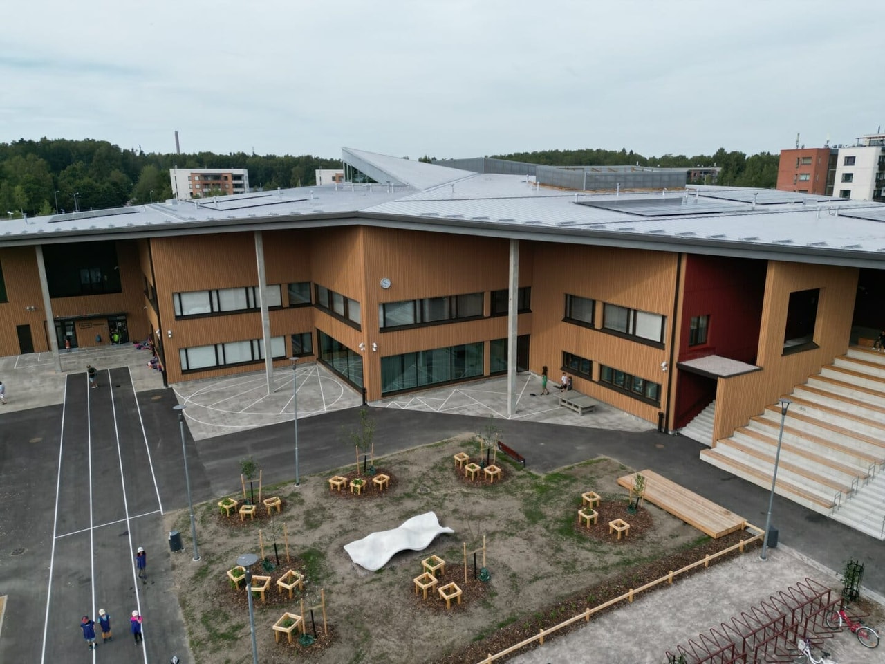 Puotilan ala-asteen julkisivutyöt Helsingissä — koolaukset, eristeet, panelointi, räystäät, kuva 7/7