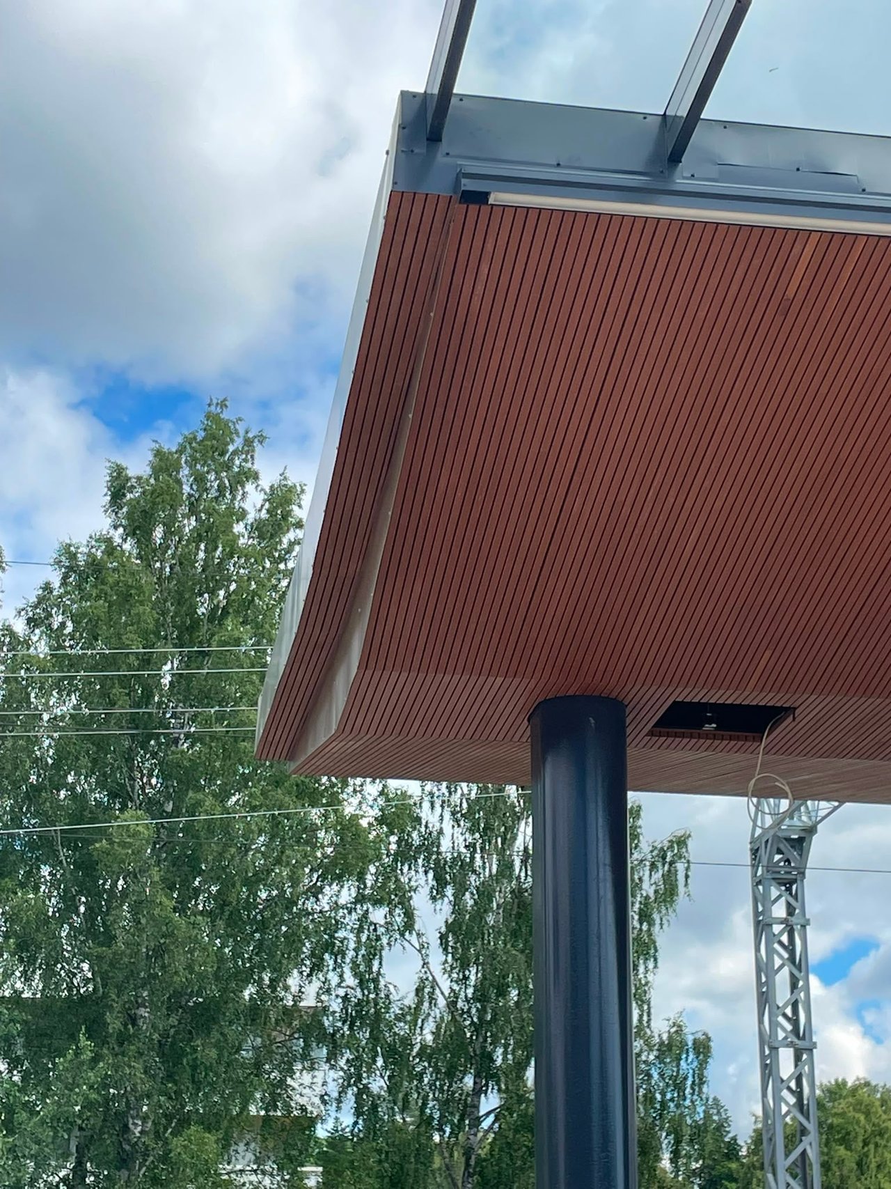 Laiturikatoksen reuna ja puurimakaton alapinta, Koivuhovin rautatieasema