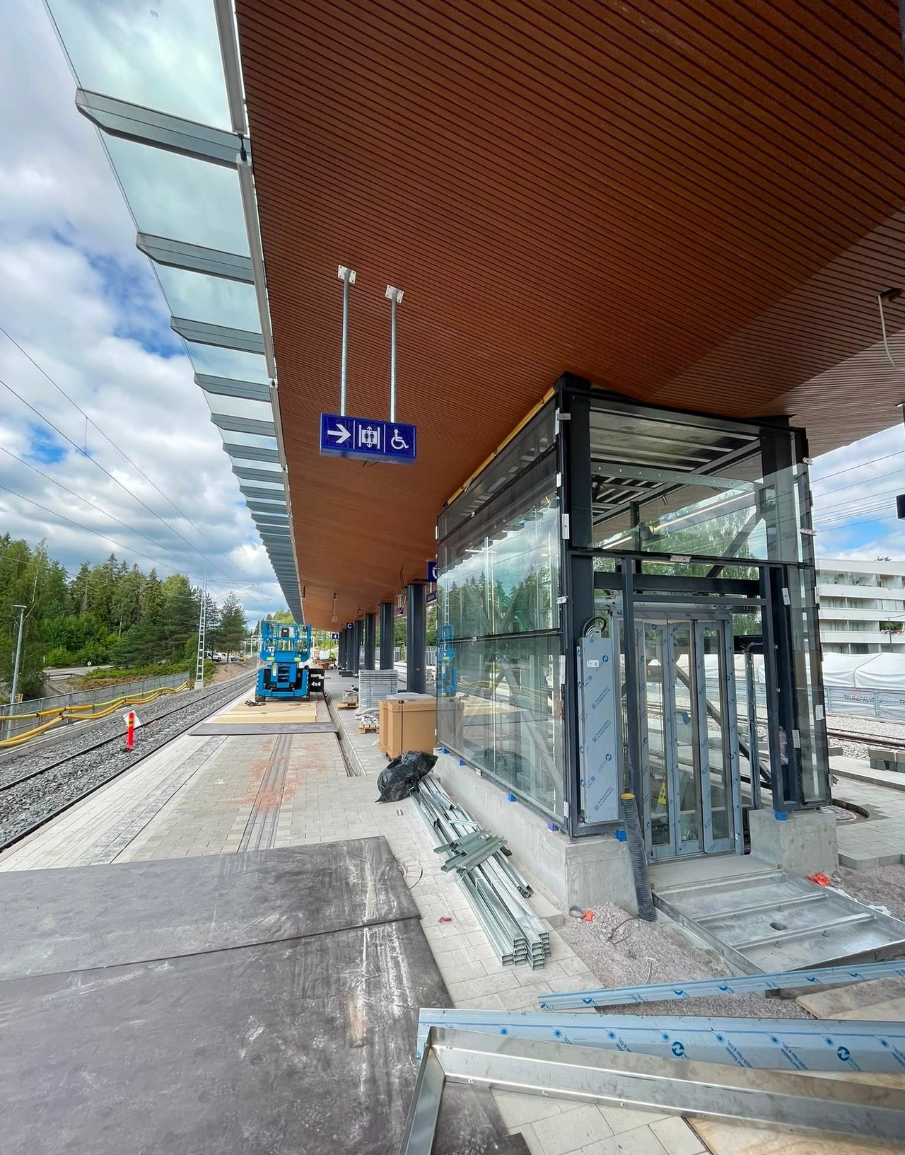 Koivuhovin aseman laiturikatos, puurimakatto ja lasiseinät
