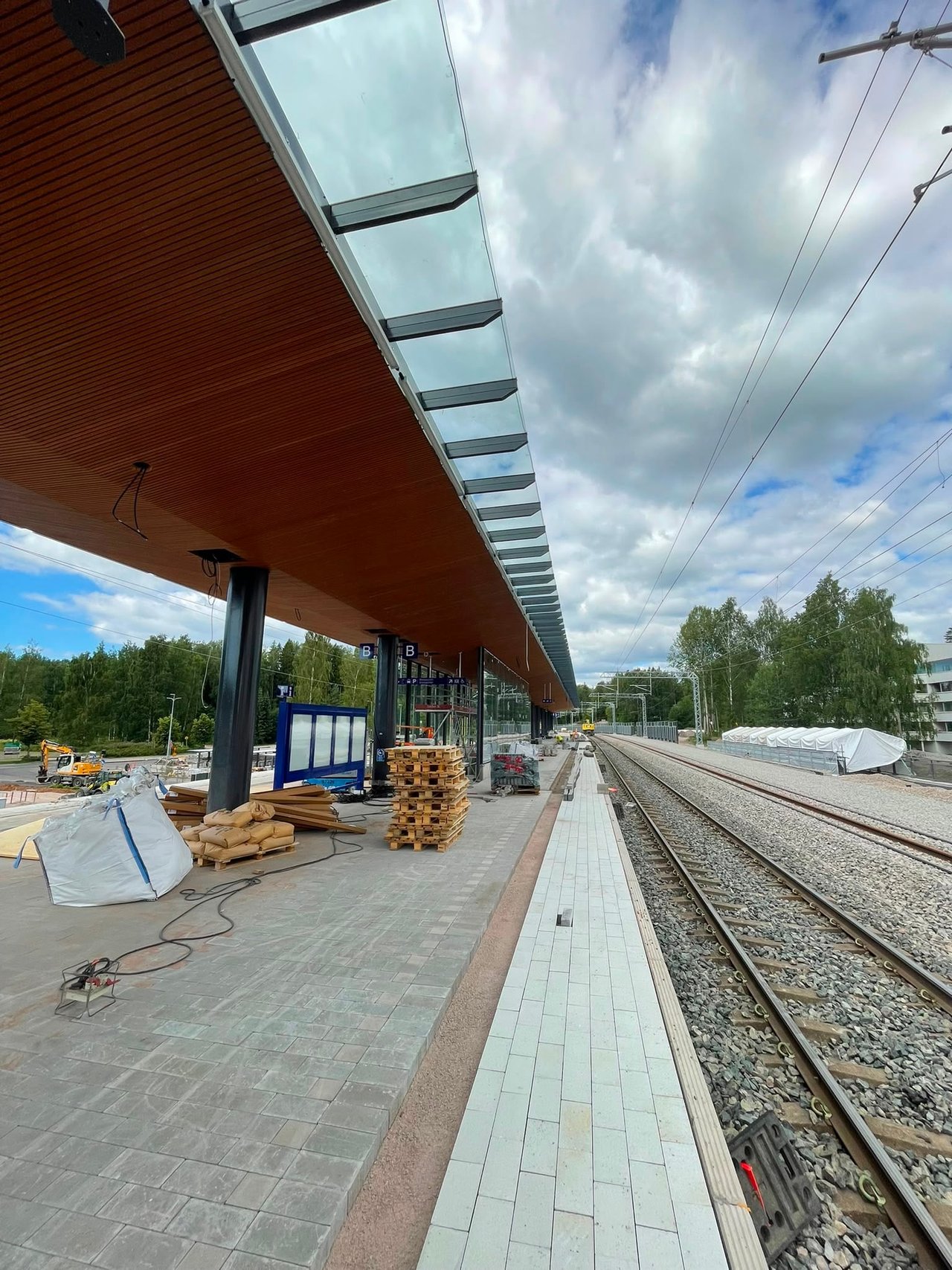 Pitkä laiturikatos puurimakattoineen Koivuhovin asemalla, Espoo