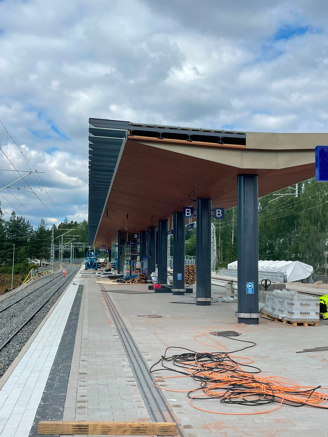 Koivuhovin aseman laiturikatos työmaavaiheessa, Espoo