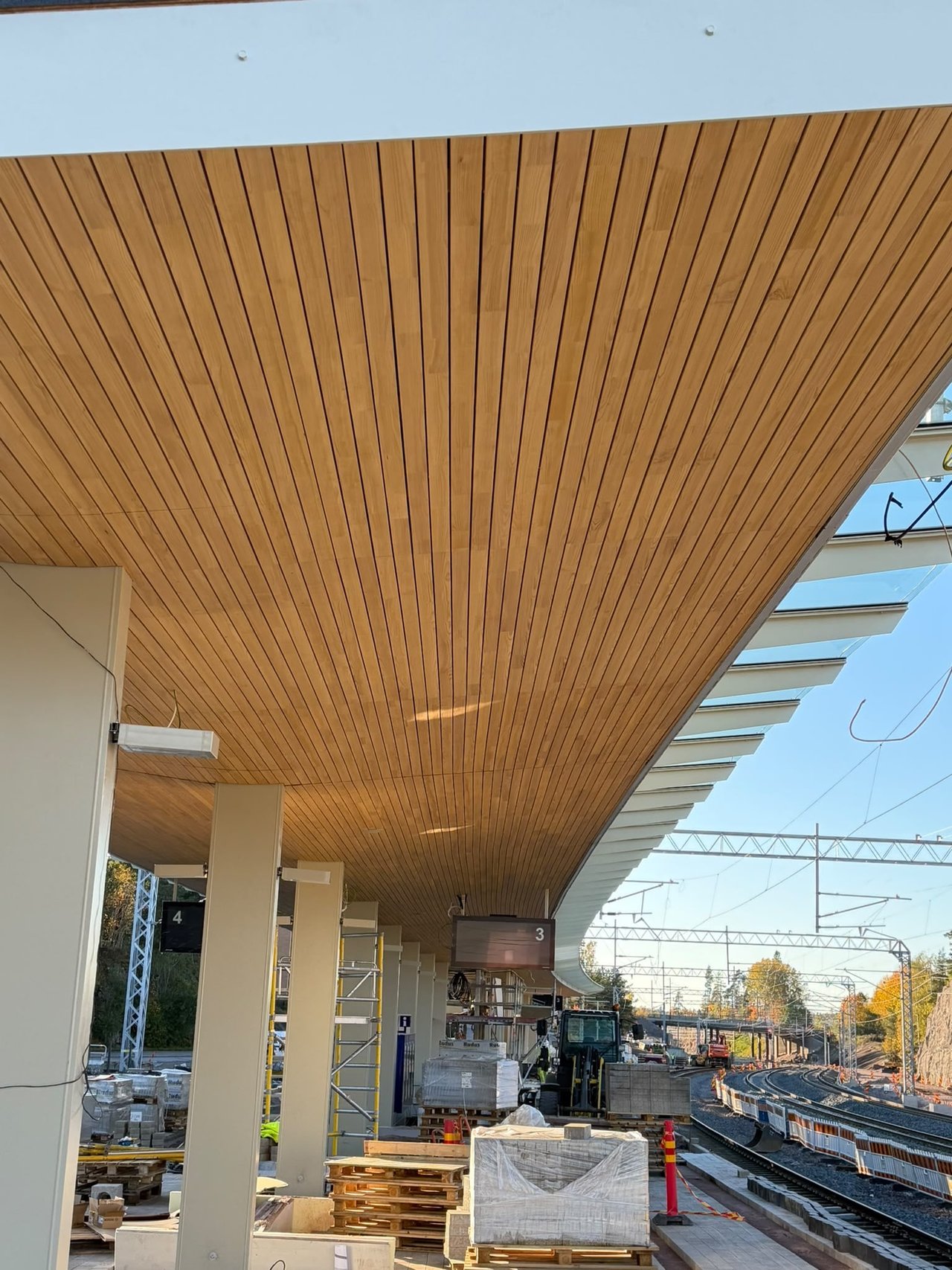 Laiturikatoksen puurimakatto ja pilarit Tuomarilan asemalla, Espoo