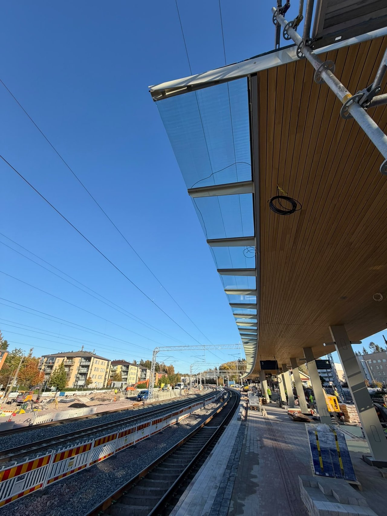 Tuomarilan aseman laiturikatos ja raiteet, Espoo