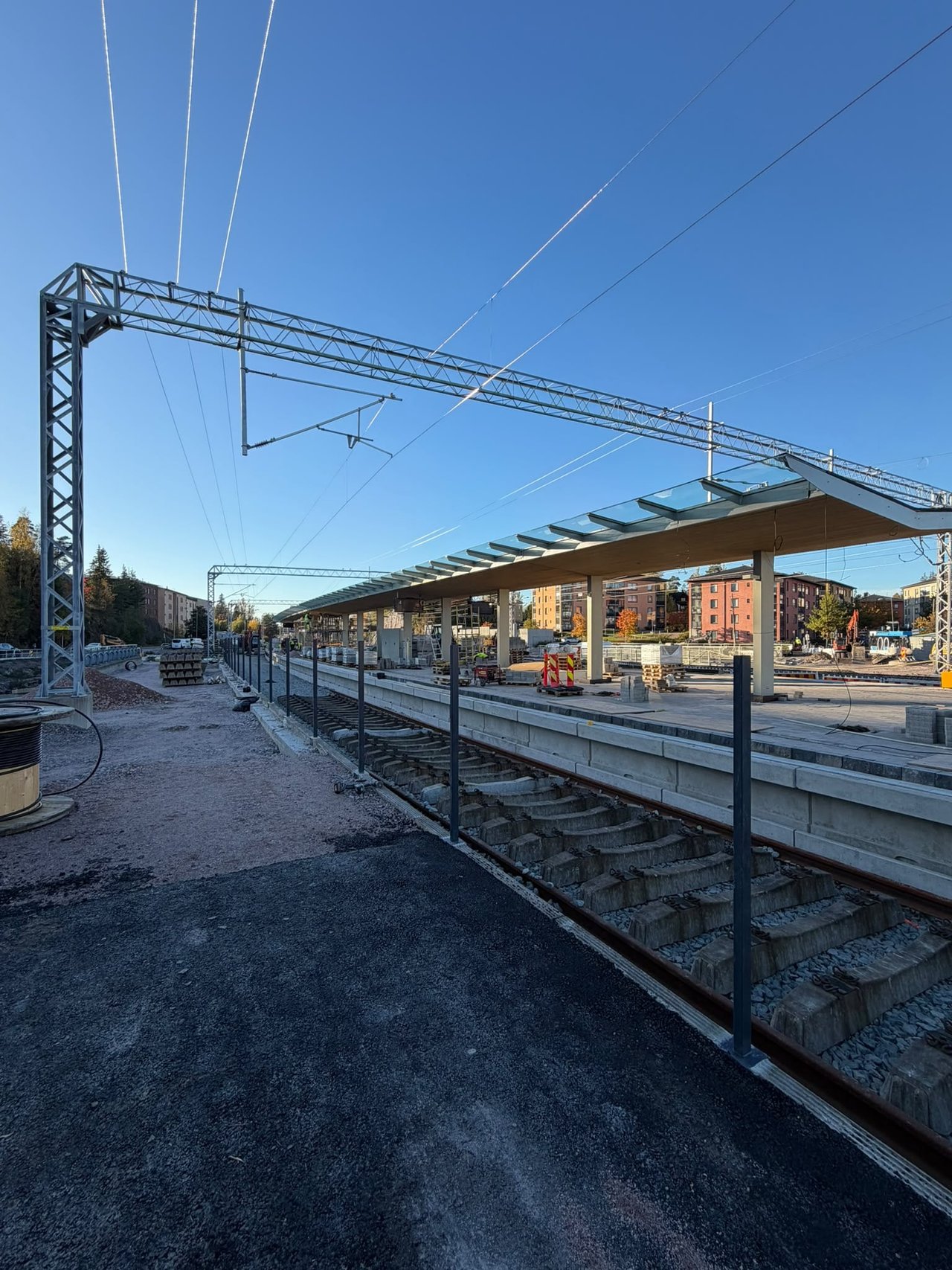 Tuomarilan aseman laituri ja laiturikatos laiturin päästä kuvattuna